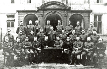 Felix Vercruyssen tussen een groep geestelijken in legerdienst, Bisdom Gent, 1914-1918. (KADOC, kfa017685)