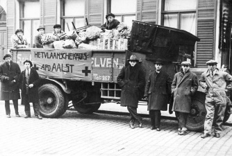 De afdeling-Aalst van Het Vlaamse Kruis verzamelt hulpgoederen voor de slachtoffers van de overstroming in Dendermonde in 1928. (ADVN, VFA1195)