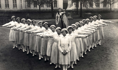 VKSJ, hulde aan de Katholieke Vlaamsche Radio-Omroep (KVRO), Izegem, jaren 1930. (KADOC, kfa009534)