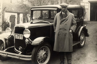 Cyriel Buysse voor zijn auto, 1931. (Collectie Stad Antwerpen, Letterenhuis, tglhph3972)