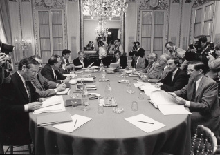 Onder leiding van Jean-Luc Dehaene voerden de partijen CVP, PS, SP PSC en VU in mei 1988 communautaire onderhandelingen in Kasteel Hertoginnedal ter voorbereiding van de derde staatshervorming. Foto Studio Dann. (ADVN, VFB2112/4)