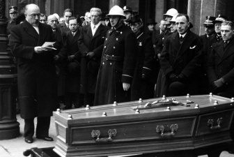 Toespraak van oorlogsburgemeester Jan Grauls op de begrafenisplechtigheid van een Brusselse politieagent, omgekomen bij een actie van het verzet, 4 maart 1944. (CegeSoma, 10690)