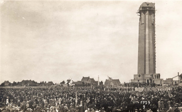 Tijdens de tiende IJzerbedevaart (18 augustus 1929) was de IJzertoren bijna voltooid. Foto Sansen Vanneste. (ADVN, VFFY31/474)