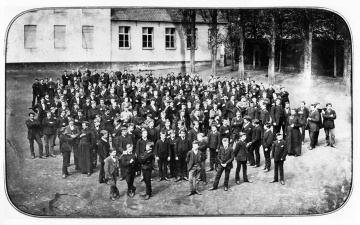 Leerlingen en leerkrachten op de speelplaats van het Klein Seminarie van Roeselare, ca. 1875. (Klein Seminarie van Roeselare)