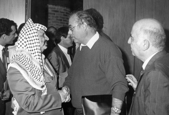 Ontmoeting tussen Willy Kuijpers en Yasser Arafat, leider van de Palestijnse Bevrijdingsorganisatie (PLO) in Straatsburg, 14 september 1988. (ADVN, VFA2264)