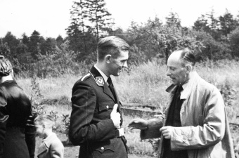 Gouverneur van Limburg Jozef Lysens (rechts) in gesprek met VNV-propagandaleider Karel Lambrechts, Bokrijk, 1943. (ADVN, VEV132)