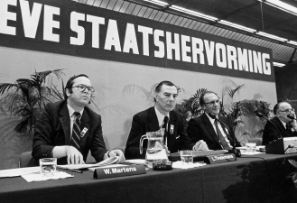 Eind 1979 organiseerde de CVP, onder leiding van de Vlaamsgezinde boegbeelden Wilfried Martens en Leo Tindemans, een congres dat de krijtlijnen voor een nieuwe, fundamentele stap in de staatshervorming moest schetsen. Foto Studio Dann. (ADVN, VFB2137)