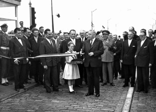 Paul-Willem Segers opent de Scheldetunnel van Antwerpen, 1964. (KADOC, kfa016261)