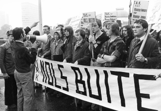 Manifestatie van het TAK tegen de Schaarbeekse burgemeester Roger Nols, 1975. Foto Studio Dann. (ADVN, Dann/GD13)