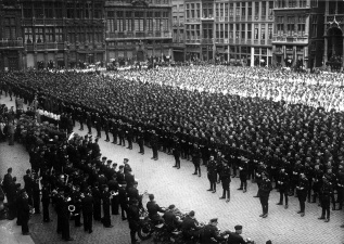 Na de dood van Reimond Tollenaere organiseerde het VNV een martelarencultus, met als hoogtepunt de Tollenaere-herdenkingsmars door Brussel op 12 juli 1942 waarop meer dan 12.000 VNV'ers aanwezig waren. (CegeSoma)