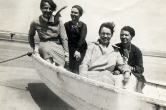 De redactie van Gudrun, Oostduinkerke, ca. 1930. Van links naar rechts: Martha van der Walle, Angela Dosfel-Tysmans, Karin Persyn en Maria Verhaeghe. (Collectie Stad Antwerpen, Letterenhuis, tglhph40179)