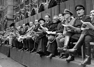 Robert van Roosbroeck (vijfde van rechts) op het Vlaams Nationaal Zangfeest tussen August Borms en Cyriel Verschaeve, Brussel, 1941. (ADVN, VFAL122).