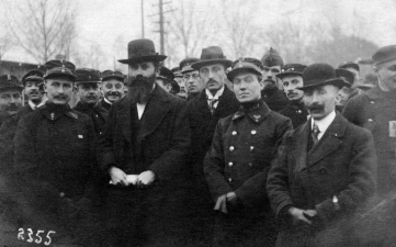 Pierre Lewyllie, René de Clercq, Piet van Rossem in luitenantuniform en Cyriel Rousseeu in het kamp van Göttingen (Duitsland), 23 november 1917. (ADVN, VFE5/4)
