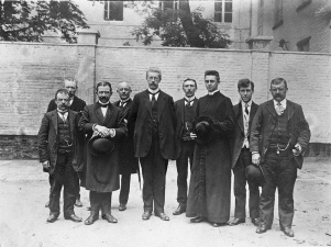 Felix Vercruyssen (derde van rechts) tijdens de zesde Vlaamse Sociale Week (Leuven, 1913), samen met andere vertegenwoordigers uit Sint-Niklaas. (KADOC, kfa000489)