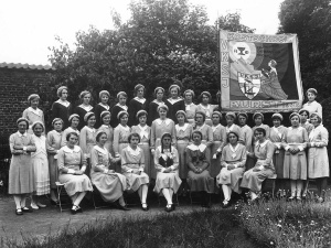 VKSJ afdeling Burst, groepsfoto met de afdelingsvlag in de tuin van de kostschool te Burst, 1936. Foto J. Buyens. (KADOC, kfb002156)