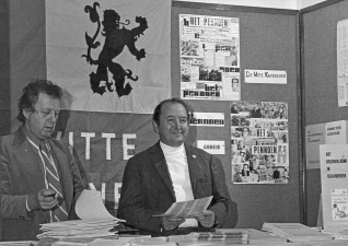 Huisarts Jorden Bockaert en metaalarbeider Alfons Wolfs in de DWK-informatiestand op de alternatieve Info &amp; Actiebeurs in het Koninklijk Paleis op de Meir in Antwerpen, 1971. De inrichting van de stand werd verzorgd door Marc Vincké. (Collectie Marc Vincké)
