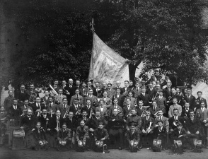 Pieter Jan Broekx samen met de Werkliedenfanfare Hand in Hand, Hasselt, s.d. (KADOC, kfd000374)