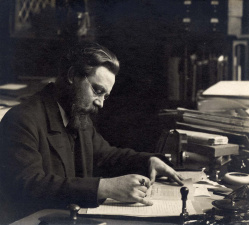 Emmanuel de Bom in zijn werkkamer in de Antwerpse stadsbibliotheek, 1916. (Collectie Stad Antwerpen, Letterenhuis, tglhph1123)