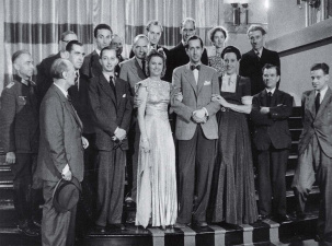 In december 1941 bezocht Jeanne de Bruyn (rechtsachteraan), in het gezelschap van een delegatie Vlaamse journalisten de UFA-filmstudio's te Berlijn. Op de voorgrond prijkt filmdiva Marika Rökk. (CegeSoma/Rijksarchief)