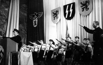 Heldenhuldeherdenking door de DeVlag in het Casino van Waterschei, 19 maart 1944. (CegeSoma, 19146)