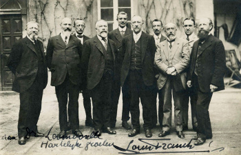 Groep van Belgische gedeporteerden in Celle, met uiterst rechts Louis Franck. Op 4 maart 1918 werd Franck afgevoerd naar Duitsland. Na twee maanden gevangenschap in Bonn werd hij overgebracht naar een kamp in Celle. (Liberas, 5310)