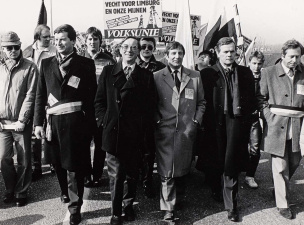 VU-manifestatie voor het behoud van de mijnsector in Limburg, met onder meer Jaak Gabriëls (tweede van rechts) en Johan Sauwens (links), ca. 1987. (ADVN, VFB2216/1)