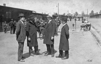 Bezoek van Raf Verhulst, Karl Stange, August Borms en Cyriel Rousseeu aan het gevangenkamp van Göttingen, 20 mei 1917. (ADVN, VFE 5/7)