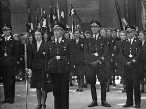 Edgar Lehembre (vooraan in het midden), samen met de NSJV-stafleiders Gerard Lenaers en Leo Poppe (rechts) en leider van de Dietsche Meisjesscharen (DMS) Jetje Claessens (links), s.d. (ADVN, VFB469)