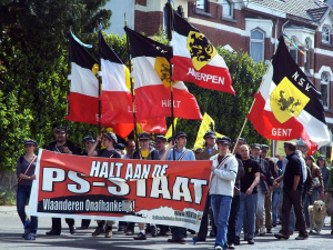 NSV-betoging, met Tom van Grieken achter het spandoek (tweede van rechts), 2007. Foto Tijl Vercaemer. (Wikimedia Commons)