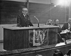 Karel Poma aan het woord tijdens de algemene jaarvergadering van het Liberaal Vlaams Verbond en de Stichting A. Vanderpoorten vzw, 11 mei 1974. (Liberas, 003146)