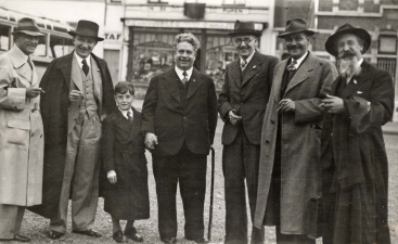 Ulrich Zierow, Flor Peeters, Gommaar Timmermans, Felix Timmermans, Jozef Simons, Ward Schouteeden en Jef van Hoof op het derde Kempisch Landjuweel in Herentals, 6 augustus 1939. (Collectie Stad Antwerpen, Letterenhuis, tglhph25135)