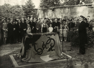 Felix Timmermans met zijn echtgenote op de inhuldiging van het Timmermans-monument, in aanwezigheid van onder anderen August Borms, Renaat Veremans, Juliaan Platteau en leden van het Duits militair bestuur, 5 juli 1942. (Collectie Stad Antwerpen, Letterenhuis, tglhph25262)