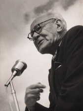 Toespraak van Edmond van Dieren in naam van het Verbond der Vlaamse Oud-strijders (VOS) op de 33ste IJzerbedevaart, 21 augustus 1960. Foto Hendrik van Lerberghe. (ADVN, VFFY9/49)