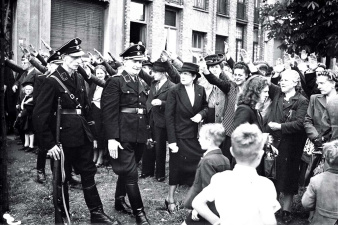 Jef van de Wiele bezoekt een recruteringskantoor van de Waffen-SS, s.d. (CegeSoma)