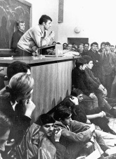 VVS-voorzitter Paul Goossens aan het woord tijdens een studentenactie in Leuven, november 1968. (Universiteitsarchief KU Leuven, AMVS)