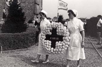 Verpleegsters met een krans van Het Vlaamse Kruis op de 23ste IJzerbedevaart, 23 augustus 1959. (ADVN, VFFY8/71)
