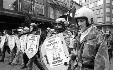 VMO-betoging in Antwerpen, 1980. Op de schilden van de manifestanten: 'Werk in eigen streek, werk in eigen land. Gastarbeiders naar huis!' Rechts: Bert Eriksson, leider van het VMO. Foto Lieve Colruyt. (Amsab-ISG, fo026130)
