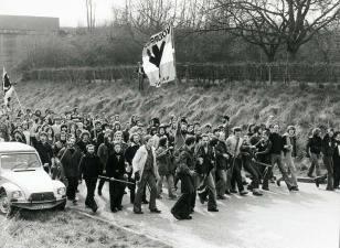Militanten van Voorpost en het Taal Aktie Komitee (TAK) tijdens een manifestatie in Voeren, ca. 1979. Foto Studio Dann. (ADVN)
