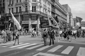 Op 17 juni 1983 liepen De Witte Kaproenen mee in een Waalse arbeidersbetoging in Brussel met een spandak: 'Vlaamse Arbeiders, Waalse arbeiders, één strijd tegen het kapitalisme'. Foto Studio Dann. (ADVN, VNE1923/3)
