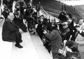 Jean-Luc Dehaene op een persmoment, vermoedelijk naar aanleiding van de renovatie van het Koning Boudewijnstadion, ca. 1994. Foto Studio Dann. (ADVN)