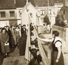 Bijeenkomst van de Katholieke Vlaamse Meisjesbond aan het graf van Rodenbach, Roesselare, 1956. (Collectie Stad Antwerpen, Letterenhuis, tglhph40134)