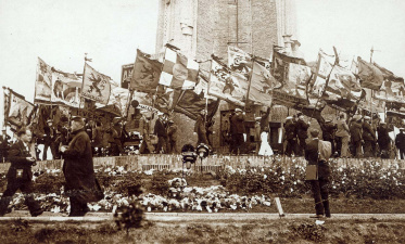 Vlaggenparade van diverse VOS-afdelingen aan de voet van de IJzertoren tijdens de 18de IJzerbedevaart, 22 augustus 1937. (ADVN, VFFY34/10)