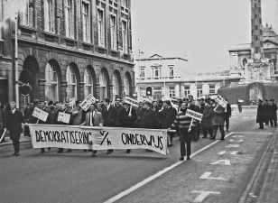 VVS-betoging in Leuven voor de democratisering van het onderwijs, 25 november 1964. (Universiteitsarchief KU Leuven, AMVS)