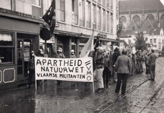 Manifestatie van het VMO in Antwerpen, 30 september 1978. De groep toonde zich solidair met het racistische apartheidsregime in Zuid-Afrika. (ADVN, VFA10168/3)