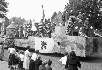Historische stoet tijdens het Guldensporenfeest van 1952. (Stadsarchief Kortrijk)