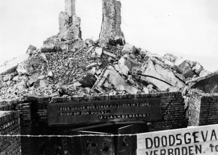 De restanten van de IJzertoren na de tweede aanslag in maart 1946. Voor tal van mensen stond de toren symbool voor de anti-Belgische collaboratie. (CegeSoma)