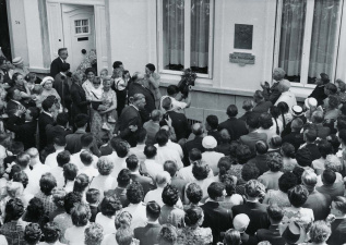 Inhuldiging door de Vlaamse Toeristenbond (VTB) van een gedenkplaat voor Felix Timmermans, 16 juni 1957. (ADVN, VQT10/46)