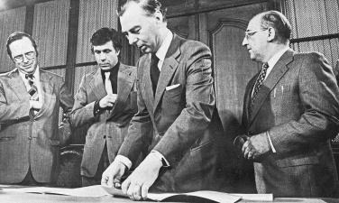In de nacht van 24 op 25 mei 1977 tekenden de vijf partijen, CVP, PSC, BSP/PSB, VU en FDF, het Gemeenschapspact of het zogenaamde Egmontpact. Van links naar rechts: Wilfried Martens, Hugo Schiltz, formateur Leo Tindemans en Georges Gramme. De foto verscheen in het Franstalige weekblad Spécial, jg. 13, 7 september 1977, nr. 649. (ADVN, DA114/19)