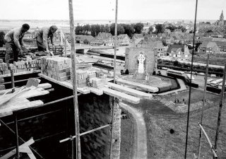 Bouw van de tweede IJzertoren, ca. eind jaren 1950. (ADVN, VFFY10/104)
