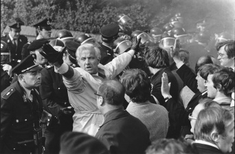 Vic Anciaux tijdens een betoging voor een Vlaams schooltje in de faciliteitengemeente Komen, 1979. Foto Paul van den Abeele. (Wikimedia Commons)